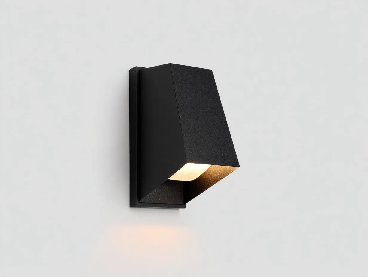 Außenwandleuchte aus Metall mit schrägem Lichtkörper 13 x 11 x 22 cm - schwarz - für Eingangsbereich Fassade und Terrasse - modernes Linear Design